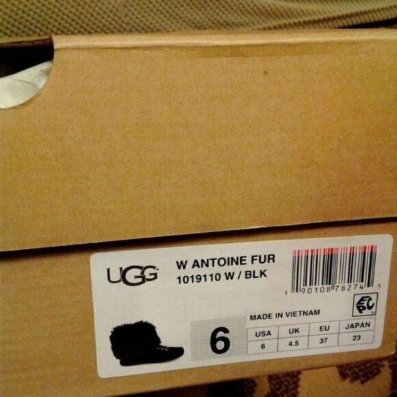 UGG Women's size 6M Ankle Boot - Picture 8 of 8